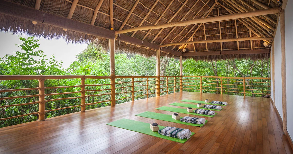 Palapa abierta preparada para una clase de yoga